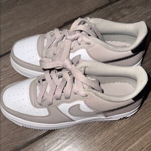 Nike Kids Sneakers in Beige and White